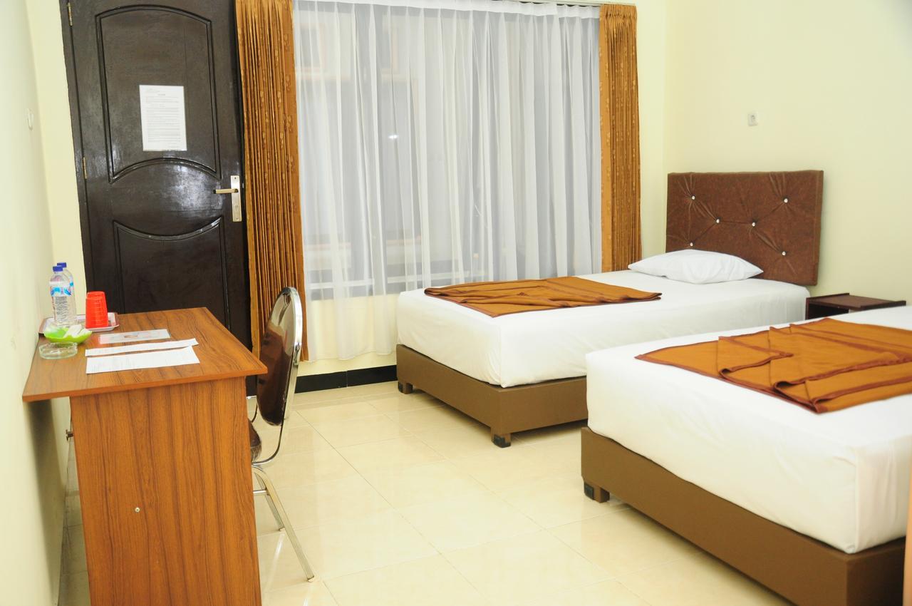 Dena Hotel Soe Exterior photo